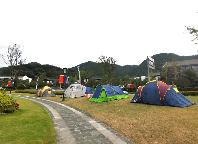 What is the difference between single-layer tent and double-layer tent?